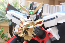 skyflightmusic:  BEST ROBOT COSPLAY I’VE EVER SEEN THIS GAOGAIGAR!!!  CLICK THE LINK DIRECT TO THAT AMAZING GUY http://ubersgunpla.deviantart.com/