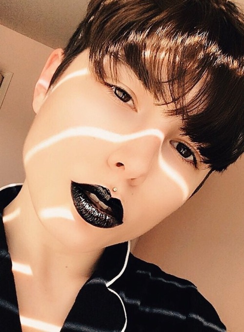 trinitytaylorbree: Get stuck on my lips I wasn’t feeling myself today so I put glossy black li