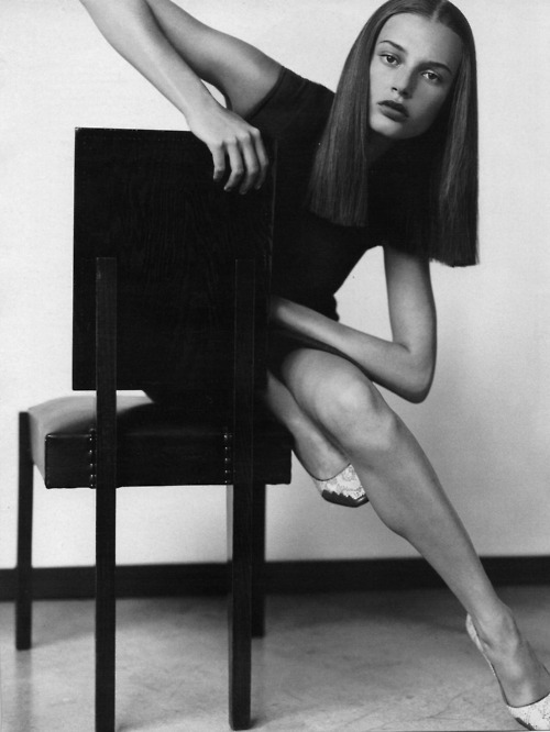 sassyandhip:  New Minimalism. Bridget Hall photographed by Kelly Klein for Vogue