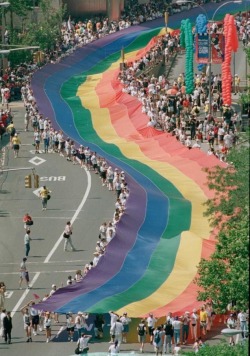 mightymarilyn:  In 1994, Gilbert Baker created a mile-long rainbow flag for the 25th anniversary of the Stonewall Riots.Photographed by Eric Miller.