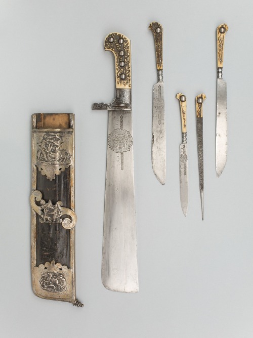 aic-armor:Hunting Trousse (Waidpraxe) with the Coat of Arms and Initials of Christian II, Elector of