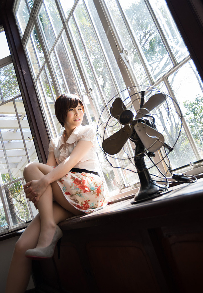 loveskyy:  (里美ゆりあ - 綺麗なお姉さん。～AV女優のグラビア写真集～から)