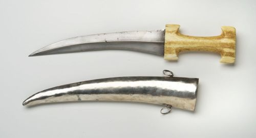 art-of-swords:  Khanjar Dagger Dated: 18th century Culture: Ottoman Place of Origin: Turkey Measurements: overall length 53 cm; blade length 30.5 cm The dagger has a curved blade of watered wootz steel and marine ivory handle. The scabbard is decorated