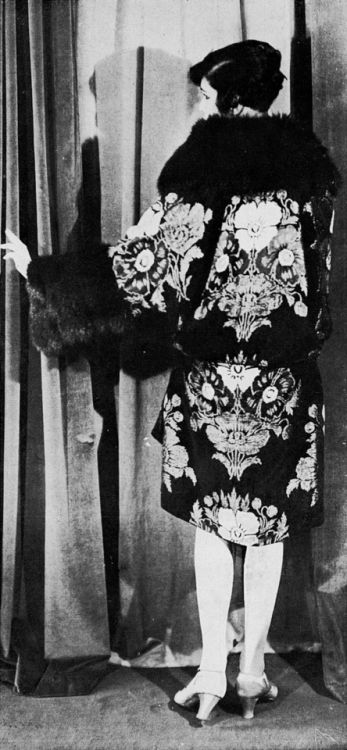 Evening coat by Magdeleine des Hayes, Les Modes January 1928. Photo by Rahma.