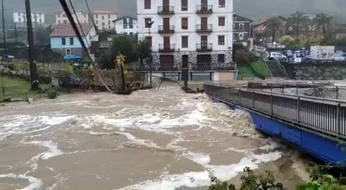 And it keeps on raining&hellip; Pics of the floods in Bilbo, Trapagaran, Alonsotegi and Bas