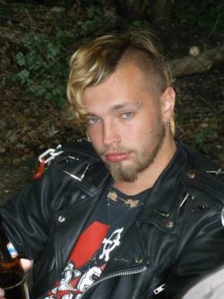 punkerskinhead:  cool looking punk 