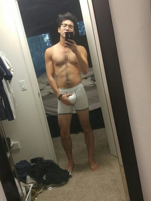 rebelziid:  Hairy Hunk’s Nude Selfies