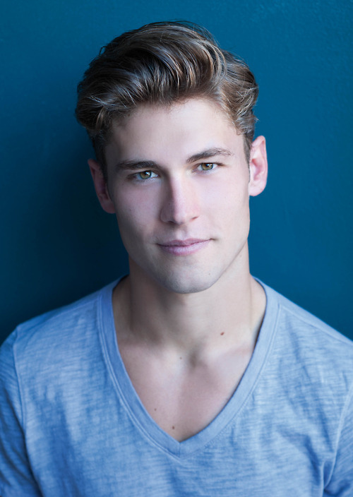 livinglifewithderek:  http://www.jackthreads.com/invite/derekchao 