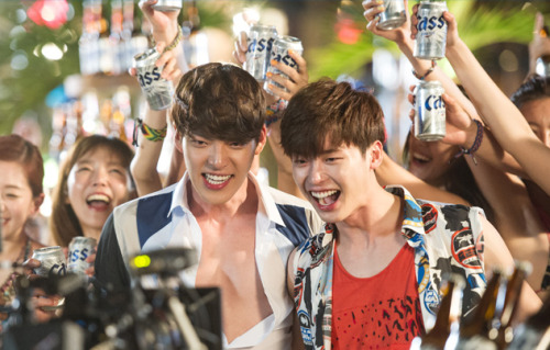 gilbakk: [Part.1] Lee Jong Suk＆Kim Woo Bin - BEER「Cass Fresh」website gallery! Source: http://www.ca