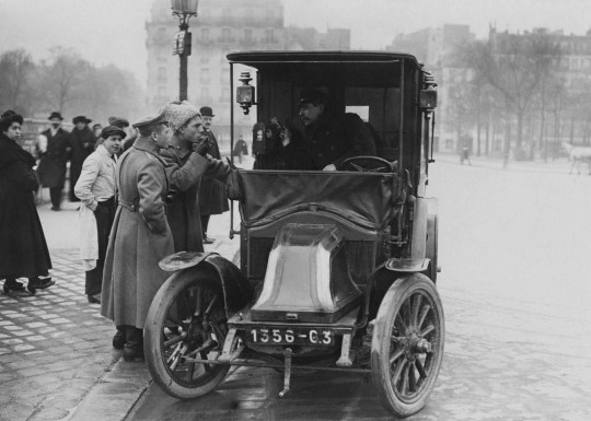 Renault type AG taxi em Paris: franceses utilizaram carros de praça para chegarem aos campos de batalha durante Primeira Guerra Mundial