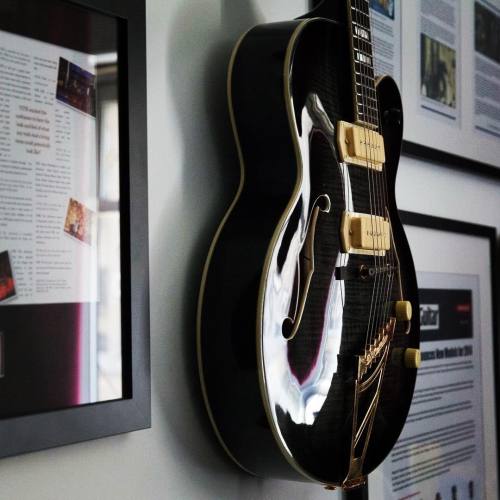 #jazzbox #dangelico #guitar #luxurytoys #luxurylifestyle #kingofcool #kingoftheblues http://goo.gl/v