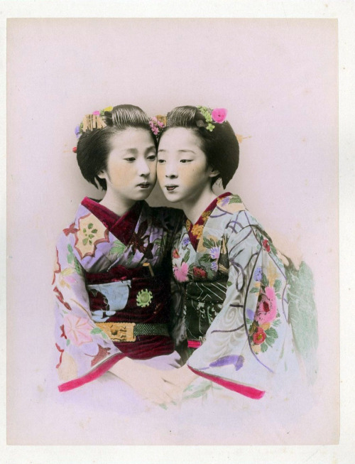 Adolfo Farsari (1841-1898) - A. Farsari &amp; Co. Yokohama StudioTwo maiko, Japan - Hand colored bro