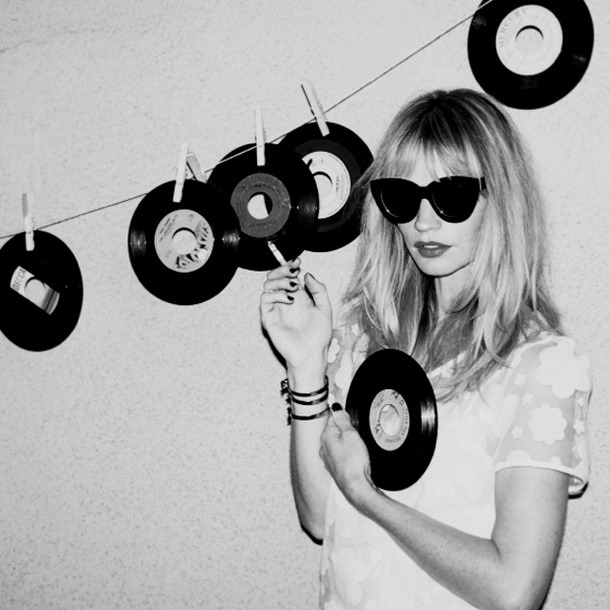 chickswithrecords:  hang 45. 
