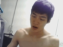 jongjongs2:  batvisto:  Korean cute cam boy 1    저게 풀발기 상태는 아니겠지..?