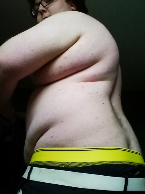 Last Tummy Tuesday before I start getting pay checks and can actually gain again. Look how deep in my overhang my belt buckle is no wonder it hurts!