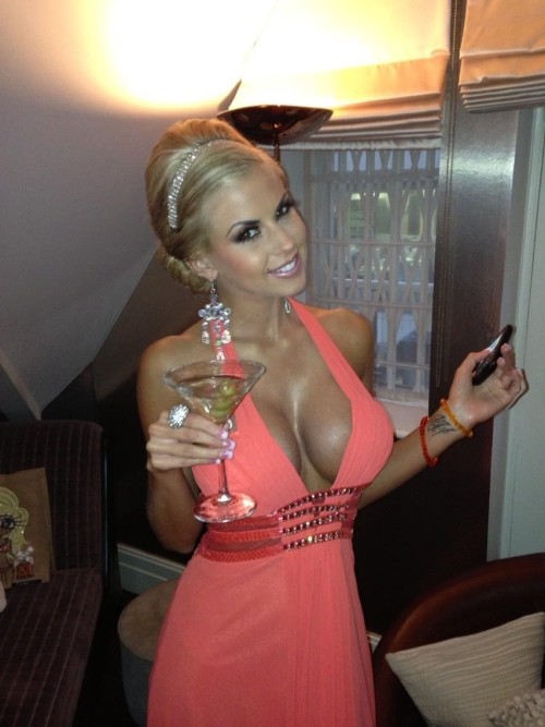 2freaku:  Hot Bimbos.