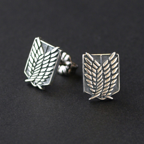 snkmerchandise: News: Primaniacs Emblem & 3DMG Silver Accessories Original Release Date: July 2017Retail Price: 8,100 Yen Each Primaniacs has released new silver pendants (With chains) and earrings, each featuring either the Survey Corps emblem