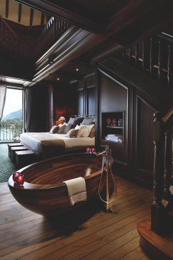 thedarkwolf:  Beautiful tub and room.  Simply gorgeous.