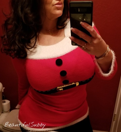 beautifulsubby:  Merry Christmas…Buon Natale🎄🎁❤ It’s all about the sauce baby!!!!   #Beautifulsubby #ItalianGoddess #sauce