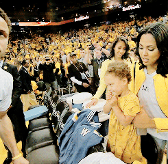 lookatcurryman: Riley Curry mimics her dads chest bump and gives a kiss before game