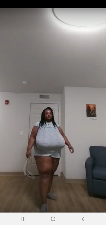 zcupboobs:She scamed me with a Fake account now i want yo rap her boobs