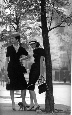 lulufrost:  VINTAGE PHOTO FRIDAY Casual stroll source: flickr.com