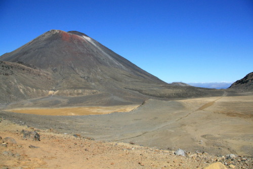 geologicaltravels:2009: Mt Ngauruhoe (2291m) above the Tongariro south caldera