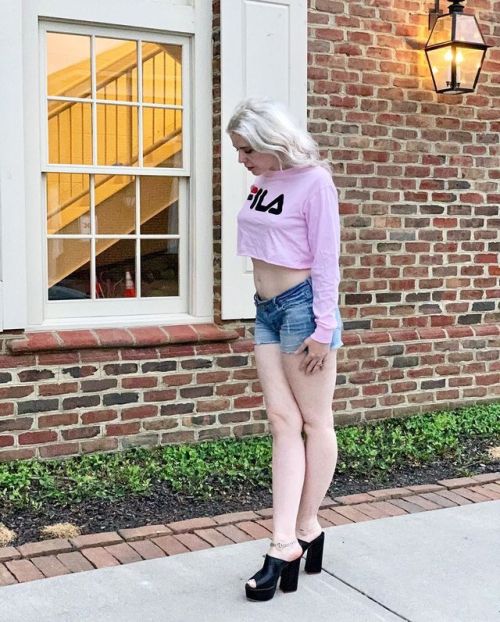 engineeringinheels: Casual weekend look #highheels #fila #mules #jeanshorts #croptop #chunkyheels #p