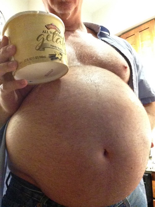 dcgluttonhog:  Second breakfast was followed by chugging an entire tub of gelato….stuffed - and still want MORE