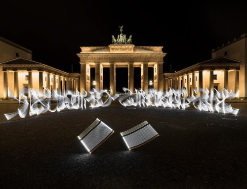 archatlas:Temporary Calligraphy Illuminates Historic Sites Throughout EuropeMexican calligraffiti ar