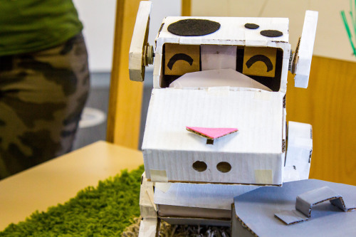 六个学生从斯文本科技大学设计工厂最近参加了机器人展示,要求学生建立功能机器人与人类相处十天后,尽管没有之前机械或机电一体化知识。两个独特的…