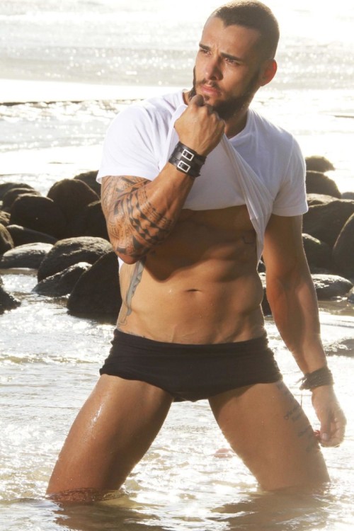 decejossecretos:    DIEGO TAVARES   Diego Tavares é musico do Grupo de Pagode Zona Sul, que em 2010 ganharam o tão concorrido Garagem do Faustão. Por sua beleza se destacar nas horas vagas atua como modelo em sua cidade e regiões. Na pele de um surfista