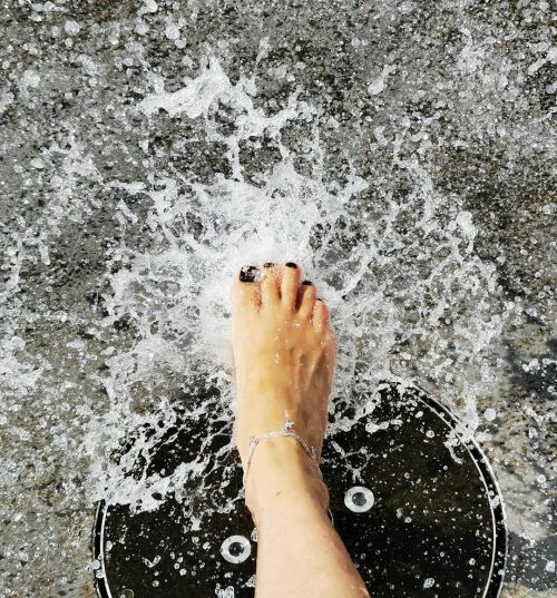 Hot summer!#finallysummer #hippiefeet #barefoot #feet #toes#black #nailpolishhttps://www.instagr