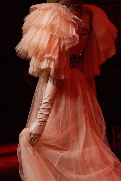 mode-haute-couture: Gucci at Milan Fashion Week Spring 2017 - Details Runway Photos
