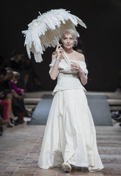 lamorchemoveilsoleelaltrestelle:Beauty has no ageYohji Yamamoto, ‘Cutting Age’ Fashion Show in Berli