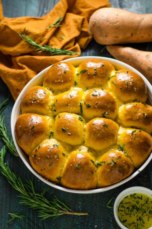 sweetoothgirl:MAKE-AHEAD ROSEMARY SWEET POTATO ROLLS