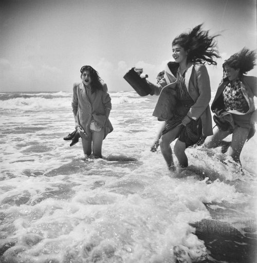 Jean Dieuzaide, Les Gitanes, Sainte-Marie-de-la-Mer, 1948 Nudes &amp; Noises  