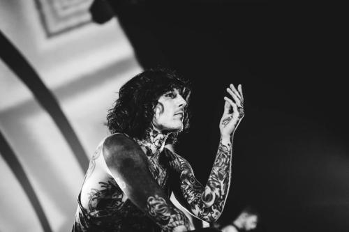 and-the-snakes-start-to-screamm: Oliver Sykes | @ WICHITA KS | Photo By Ashley Osborn