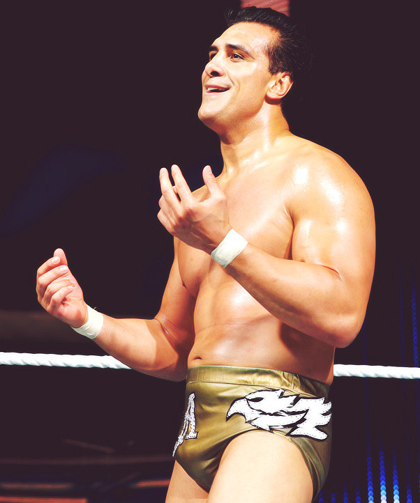 Mmm Mmm would you look at that golden bulge!!! *.*