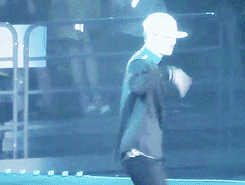 deerxings:  yixing showing off his super-human dancing abilities 