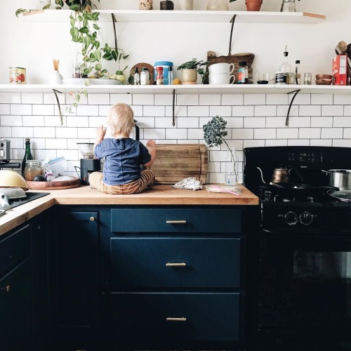 oldfarmhouse:Currently playing with coffee grinds and a blender… We’re having one of those days over