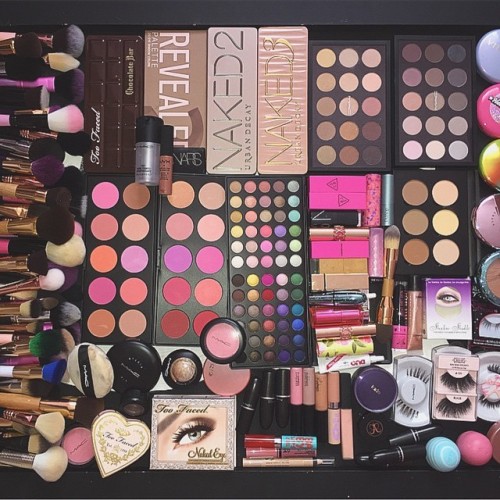 chanelzs:  slave2beauty:  jeffreestar:  MAKEUP HOARDER 😍😍😍 @slave2beauty @slave2beauty  yassss boo love you!!!     💕 💅💄💎  