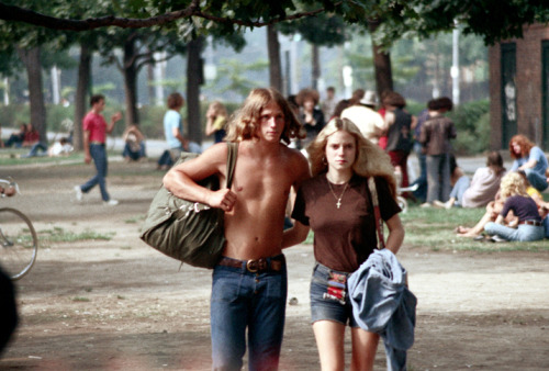 vintageeveryday:    American young fashion in the early 1970s – Boston street teens through Nick Dewolf’s lens in 1971.   