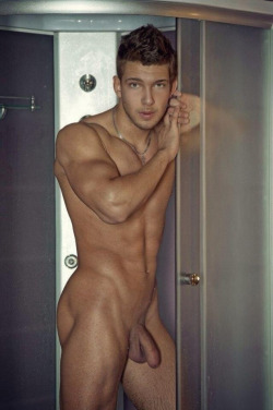 male-frontals:  Hot uncut guy!