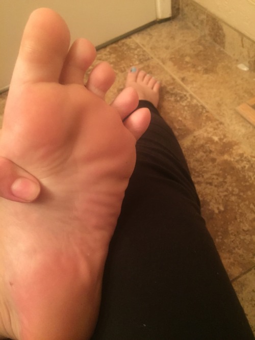 Hello exciting girl!!I’m so horny that I need your feetjob now!!