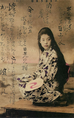 taishou-kun:  Old japanese postcard Yuusuzumi o suru josei 夕涼みをする女性 (Women to the cool of the evening) - Hand coloured postcard - 1906