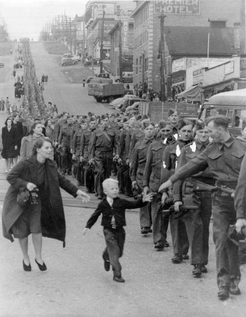 warhistoryonline:“Wait For Me Daddy,” by Claude P. Dettloff, October 1, 1940: A line of soldiers mar