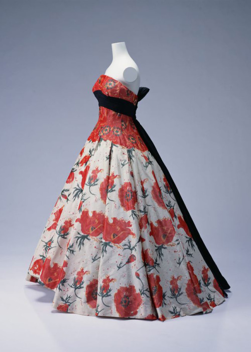 Pierre Balmain, Evening dress with poppy pattern, 1956. Silk taffeta. ©The Kyoto Costume Institute, 