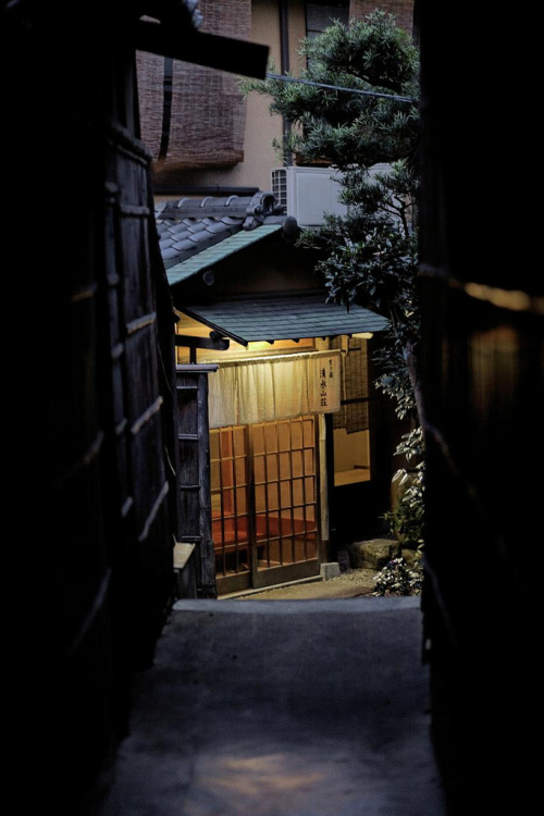 fuckyeahjapanandkorea: Kiyomizu-sansô (by Florent Chevalier)