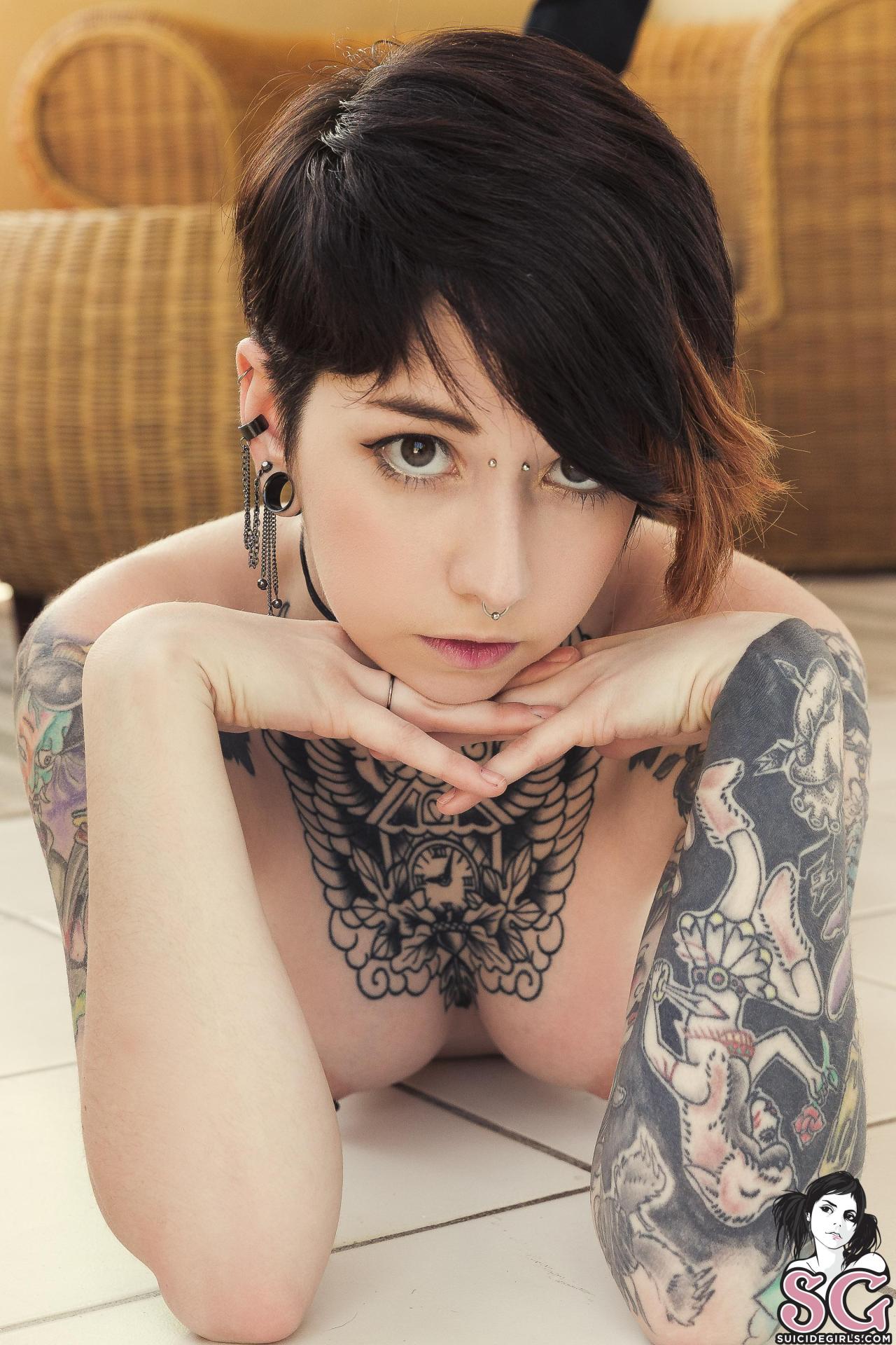 Looky, looky, looky Ain't she pretty, pretty, pretty